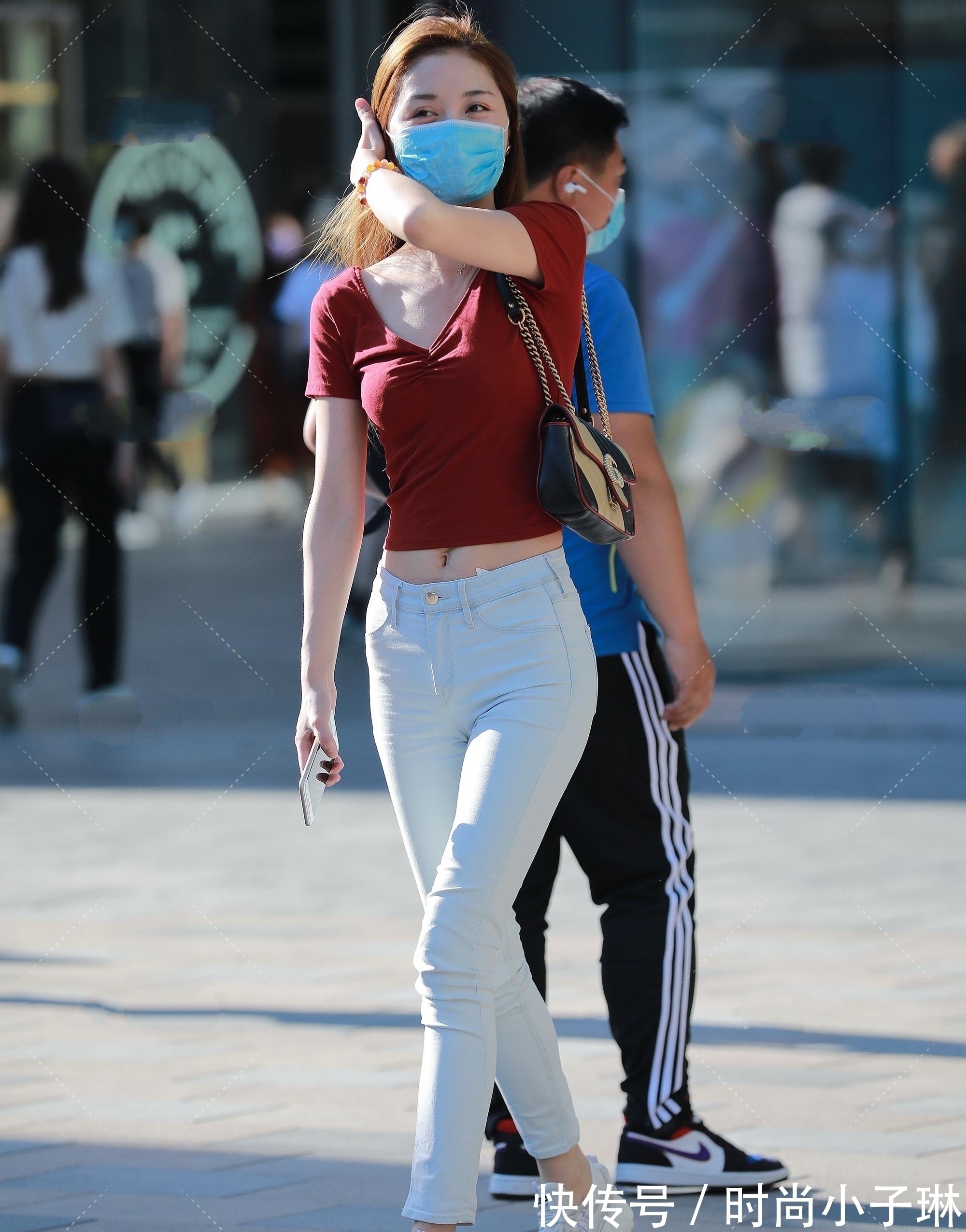 小白鞋 红色V领修身T恤搭配浅色牛仔裤,适合身材高挑的女性