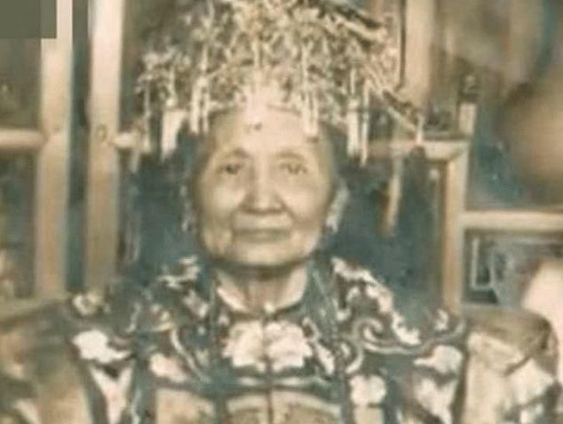 富态|清末老照片：图2女子衣不蔽体，格格们却富态颜值高