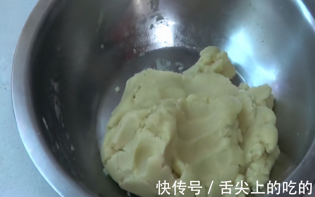面团|老式五仁月饼的家常制作方法，馅料十足，做法简单，美味可口