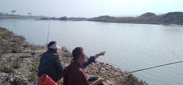 冬季钓鲫鱼,钓深还是钓浅?根据3点不要去喂鱼