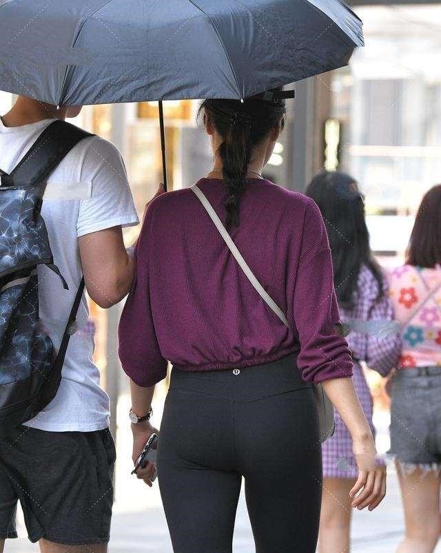 牛仔外套 长腿姑娘适合穿打底裤，简约中透着个性感，更加雅致！