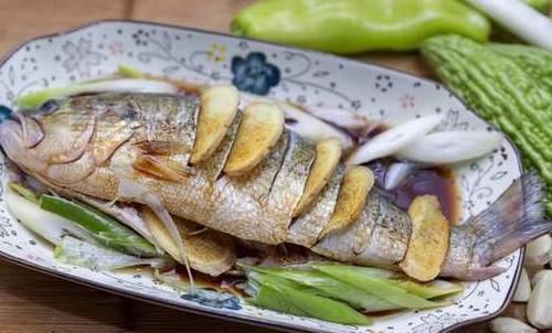 不管蒸什么鱼，都别再加盐腌制了，教你正确做法，鱼肉更香嫩