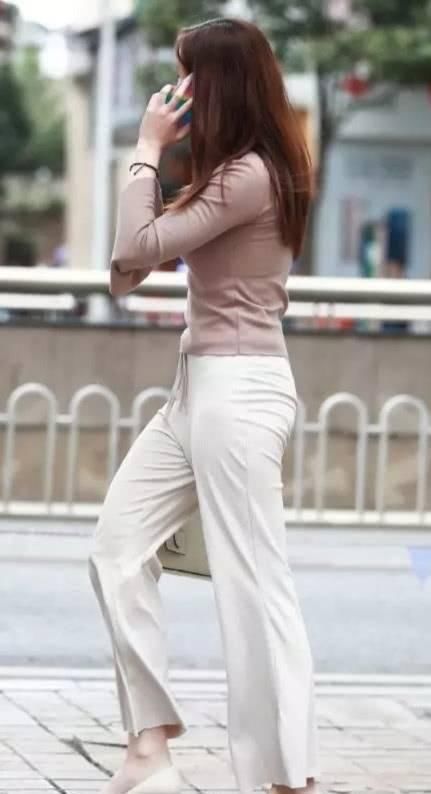 时尚|街拍美女小姐姐紧身毛衣搭配阔脚裤,贵气好看又很清新休闲