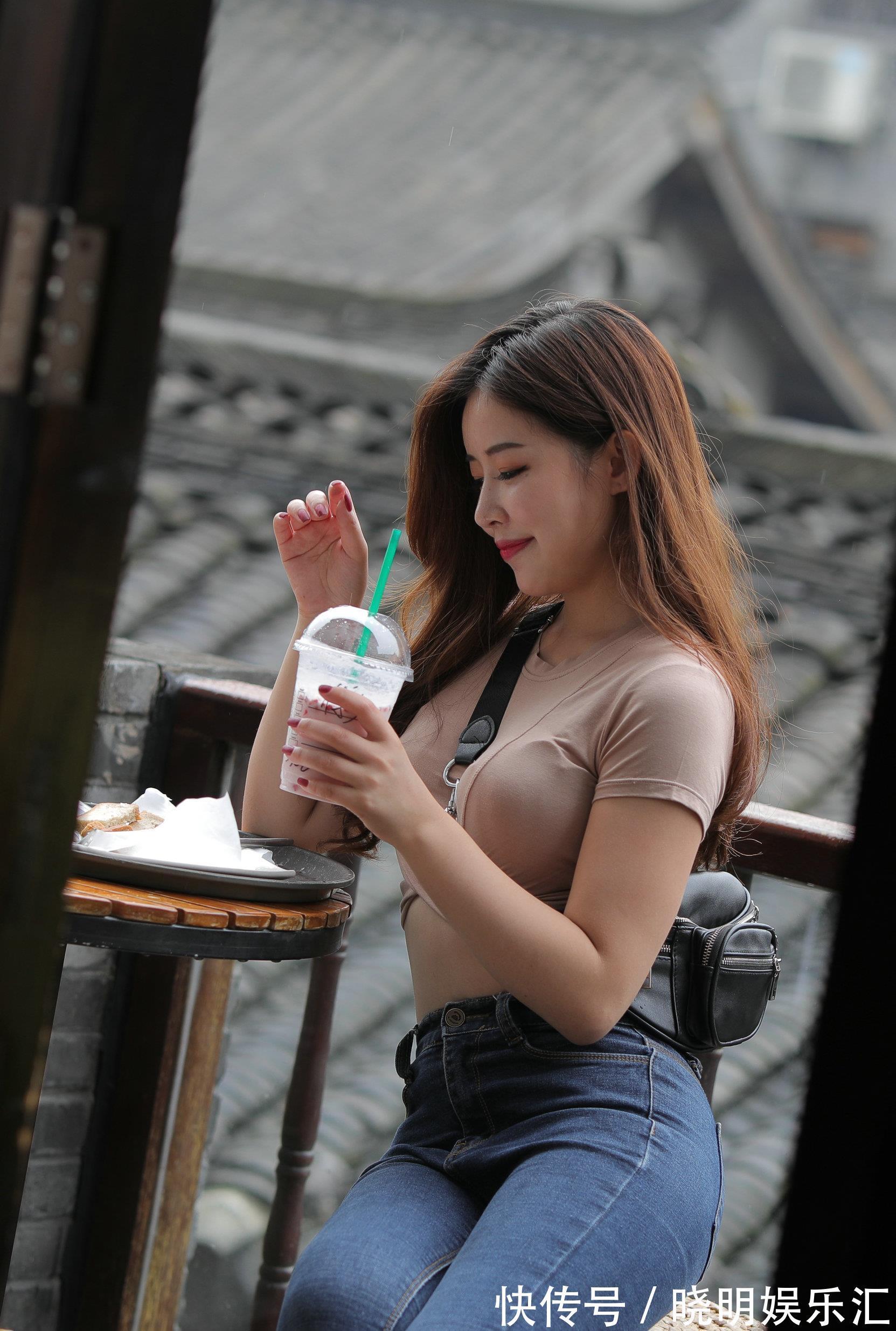 洋气|女生的洋气穿搭,开口喇叭裤配短袖衫,穿出夏季潮流的美