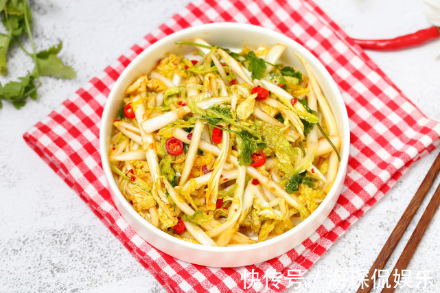 年夜饭别只盯大鱼大肉吃，来道爽口开胃凉拌菜，中和油腻有益肠道