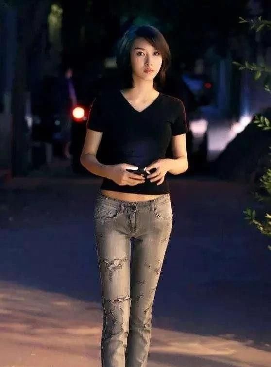 打底裤呈现出优雅淑女气质,充满美俏的魅力