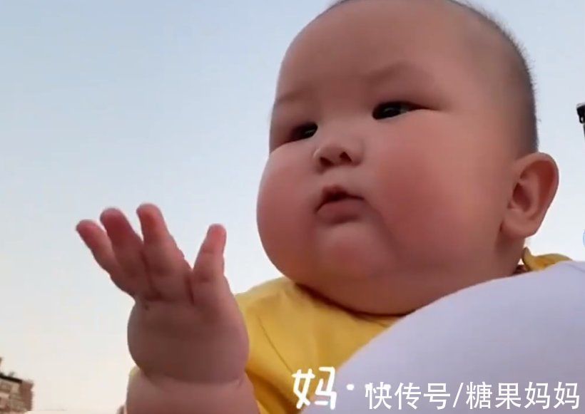 身边人|宝宝“认错”妈妈招手呼唤,发现后捂嘴掩饰尴尬,表情变化有喜感