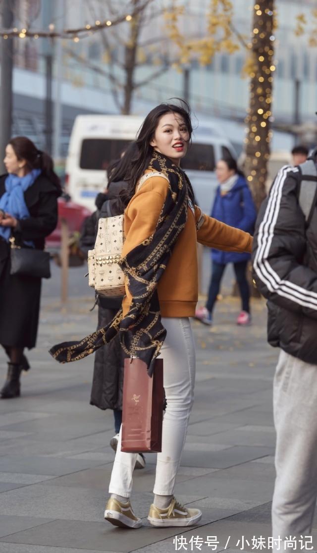 都市丽人 街拍:小姐姐身材好气质佳,时髦的皮裤穿起来很显腿长!