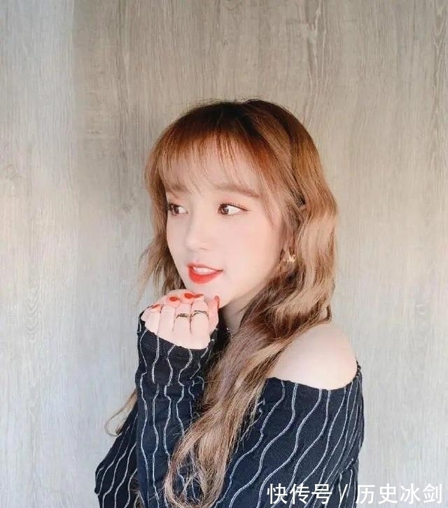 郭碧婷|“羊毛卷”就要过时了,“漫画卷”才是今冬最火发型,减龄显脸小