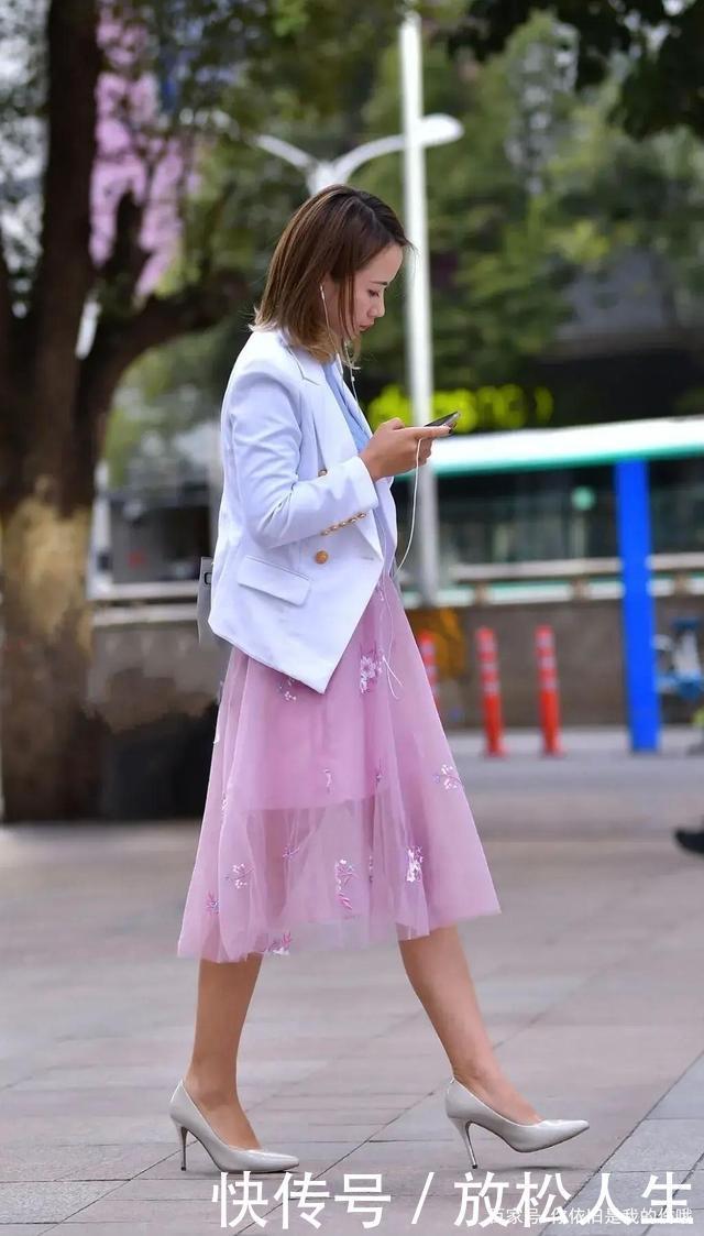成熟|休闲款式小西装,轻松穿出妩媚浪漫的女人味儿,会显得成熟有魅力