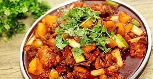 美食推荐：特色大盘鸡，蒜泥白肉，农家小炒肉丁，青椒炒鸡腿肉的做法