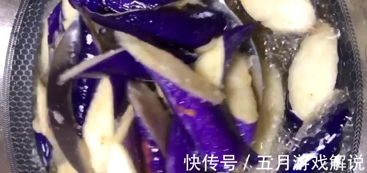 红烧茄子时,多加1个步骤,不仅容易入味而且省油,美味不油腻!