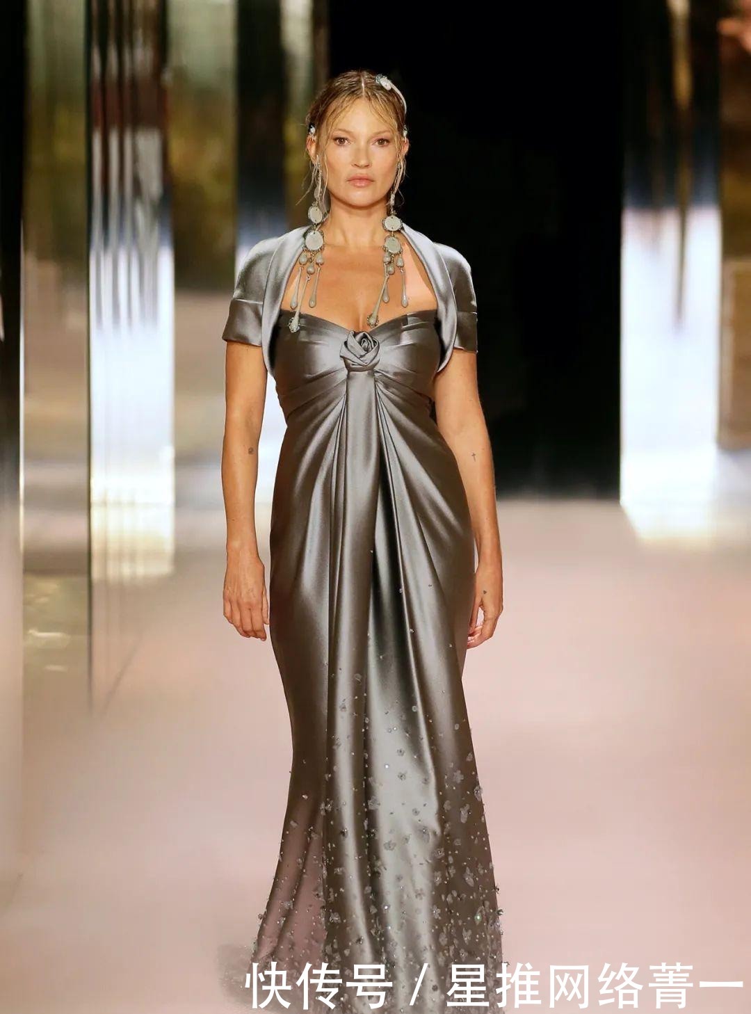 jones|黛米·摩尔走秀的FENDI2021高定秀，她们为艺术站台
