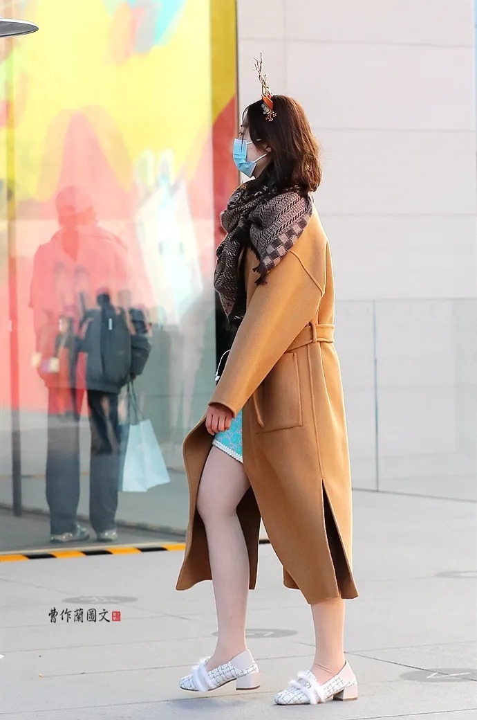 街拍:冬天大街上不怕冷的肉丝美女