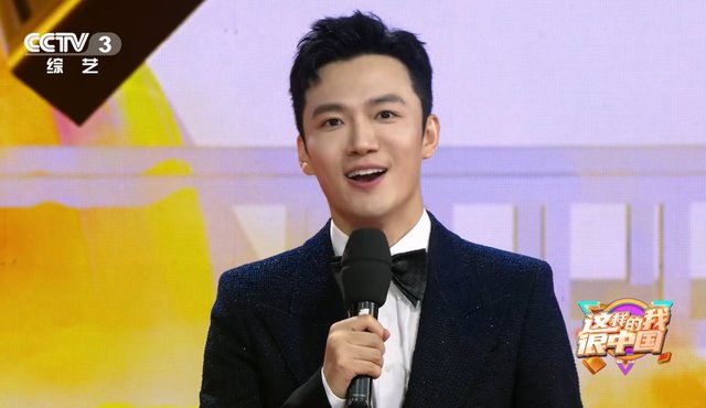 央視|張韜：主持國慶特別節(jié)目，臨場表現(xiàn)成熟穩(wěn)重有“央視一哥”的潛質(zhì)