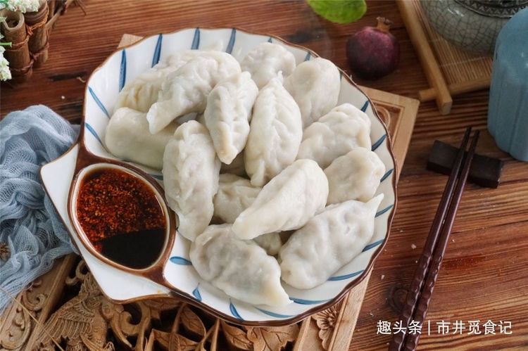 做萝卜猪肉馅饺子,萝卜的处理是关键,方法对了,饱满多汁味道香