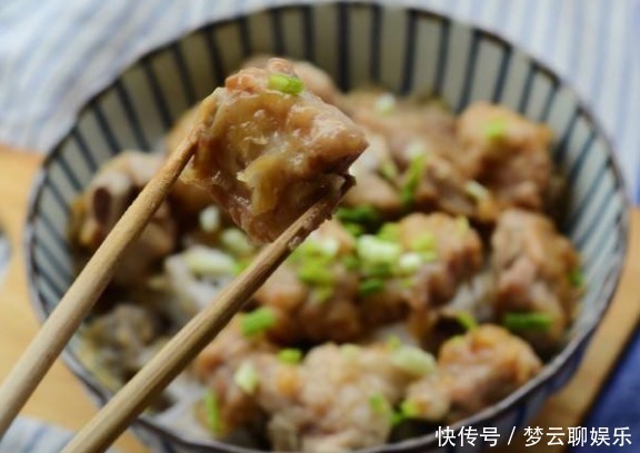 无论排骨怎么做,都不要先焯水,学会这一招,排骨不柴不腥,好吃