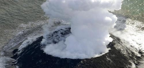 火球|日本西之岛火山爆发，浓烟高达8300米，难不成与那颗“火球”有关？