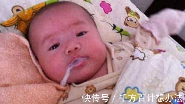 奶奶|宝宝吃完母乳后特别乖，奶奶却看出不对劲，一个狠心举动救了孩子