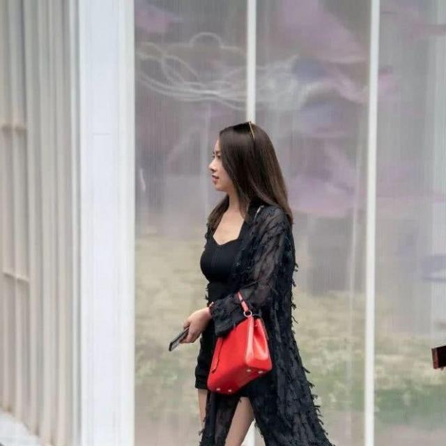 美女|路人街拍,美女有一股清纯美,穿淡红色连衣裙舒适大方