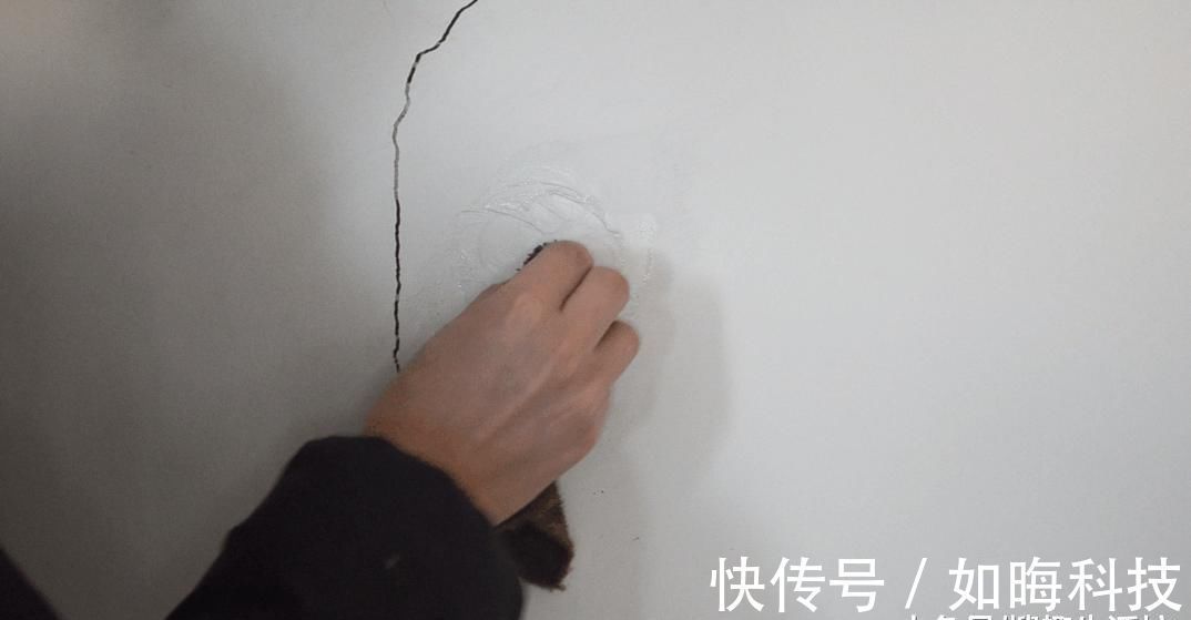 牙膏|家里白墙不仅脏还有裂缝怎么办 用它涂一涂, 墙壁立马焕然一新