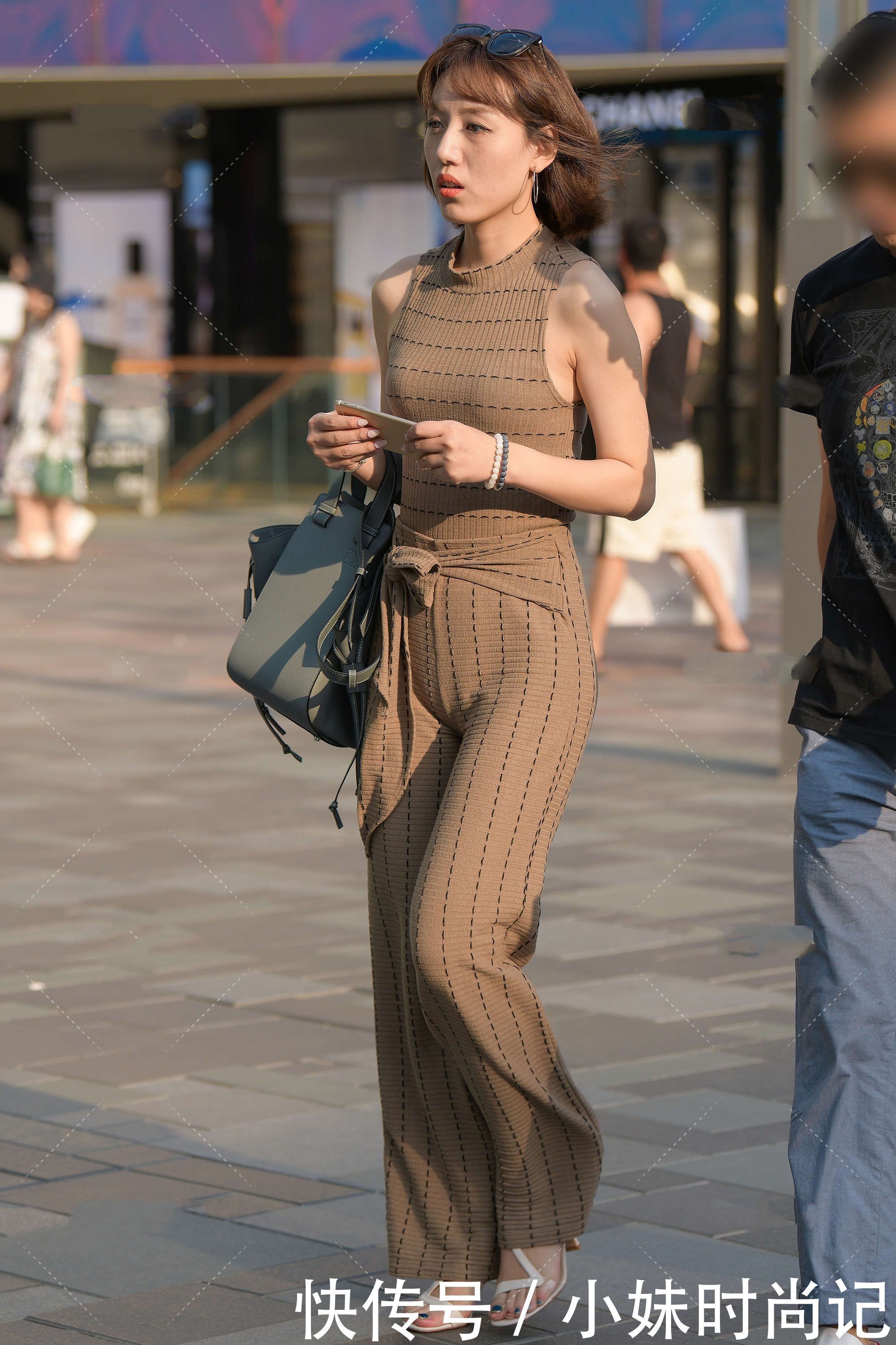 街拍:卡其色连体裤, 展示出温柔大方气息, 利落干脆有气场