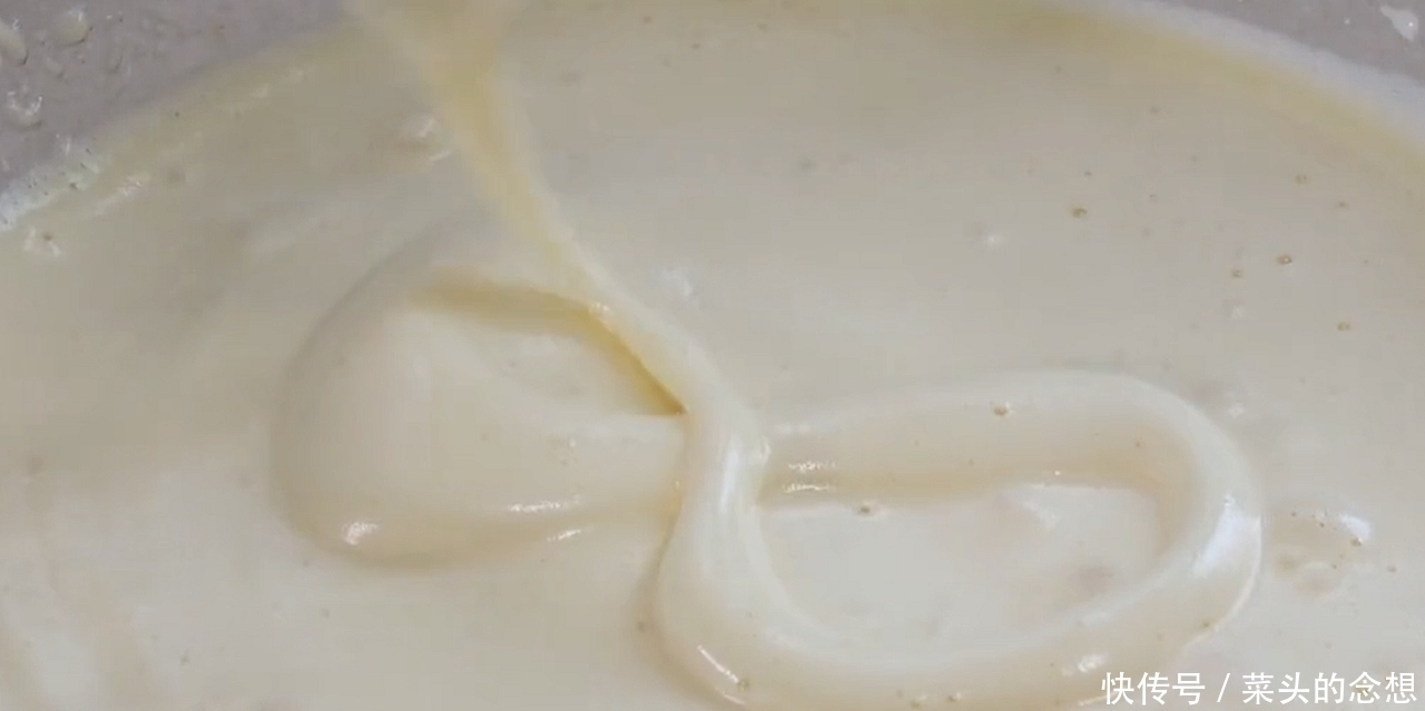 想吃小蛋糕不用买,4个鸡蛋半碗面粉,教你简易做法,蓬松又香甜