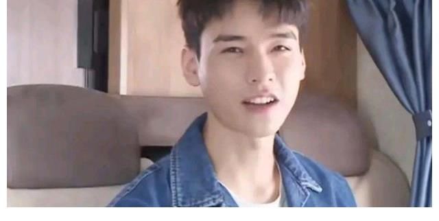 丁真|《中餐厅》丁真被节目组问厨艺，他笑笑不说话，这个细节暴露心思