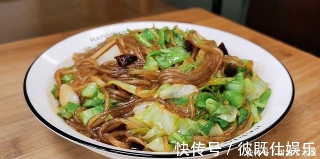 入味|才知道,包菜炒粉条要这样做,难怪以前老是粘锅,粉条不粘更入味