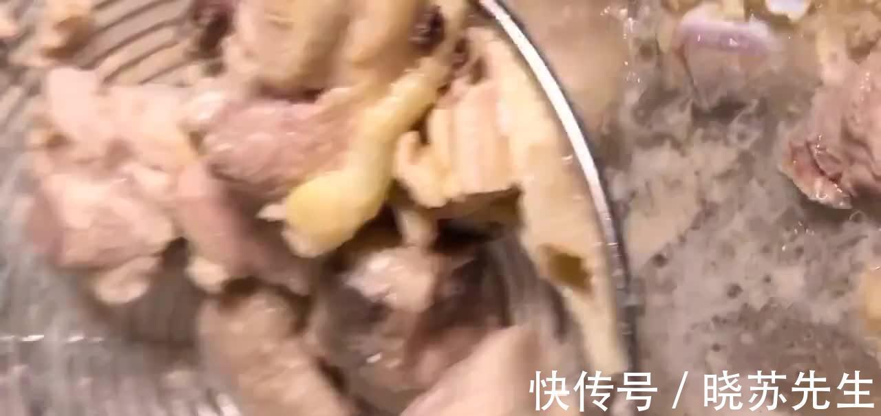 把香菇和鸡肉放在一起烧，兼具“香”和“鲜”，简单几步就搞定！