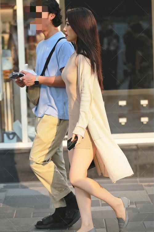 街拍美女：温柔的杏色针织裙，优雅又成熟，十分时髦