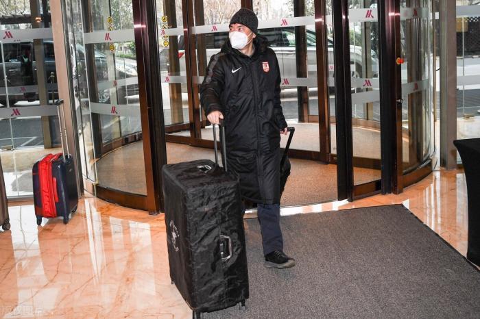 运动鞋|“鹏一期”9名教练抵达上海,李霄鹏衣品被吐槽,郑智上衣很吸睛