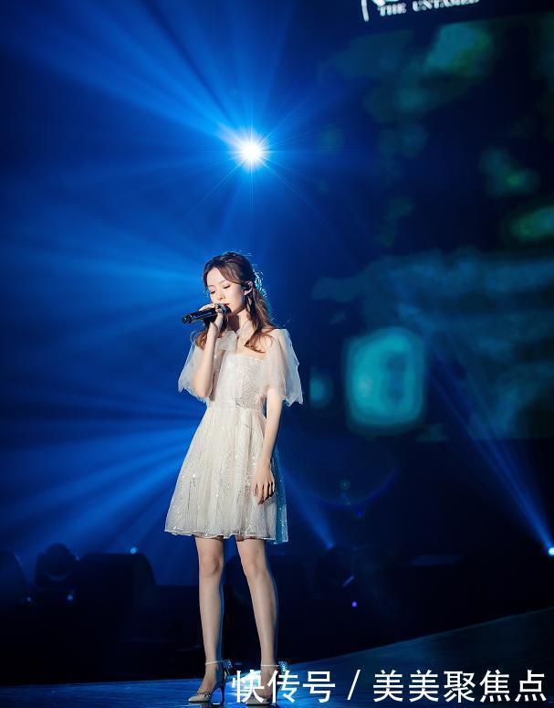 陈卓璇穿裙装好甜美,刺绣长裙温柔高贵,短裙活泼可爱真时尚