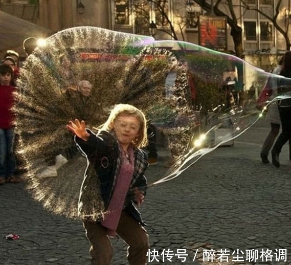 |搞笑GIF动图：阿姨，你是太开心了，假牙都掉了？