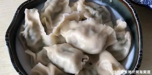 煮饺子水开才下锅大错特错，这1步做对了，饺子香嫩不破皮