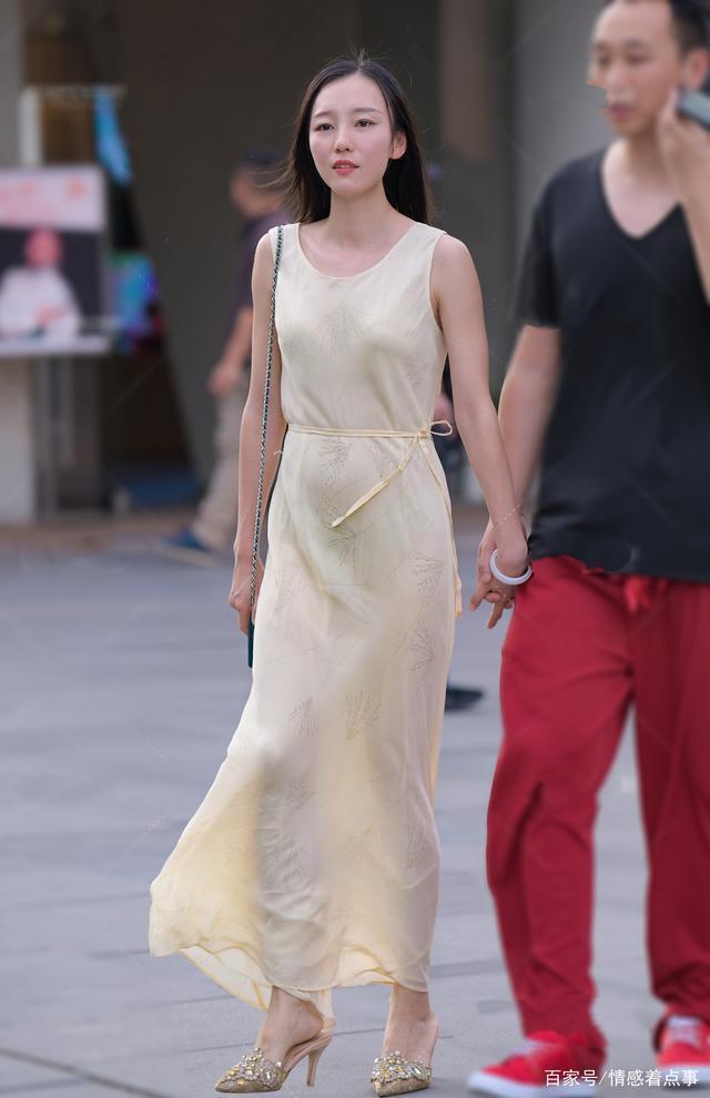 时尚穿搭连衣裙和牛仔裤,两款穿搭有什么不同