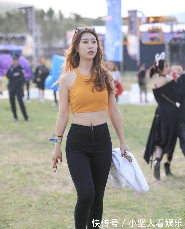 王者|曾经的“王者”归来,小黑裤横扫街头,爱美女士也不再淡定