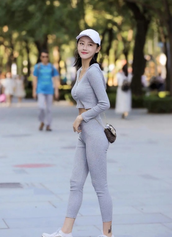 还在穿牛仔裤T恤小裙子吗运动套装这样穿时尚又减龄