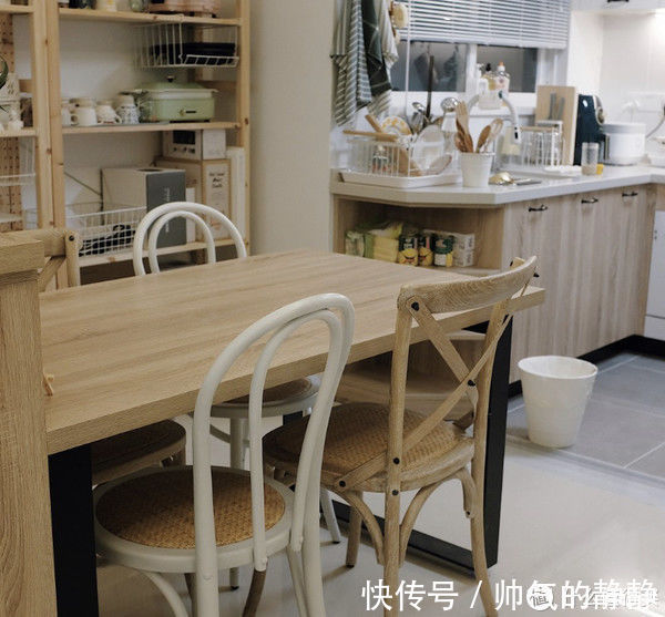 小喜|这对夫妻太有远见,把次卧和客厅打通,清爽开阔,日子过得简单舒适