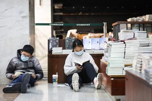 中年|这个春节假期，有些青年在上海书城席地而坐，在书香中度过……