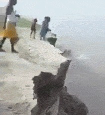 |搞笑GIF:妹子这着装看起来真是让人无所适从啊,就不觉得尴尬吗