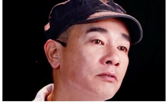 陈小春|54岁陈小春节目中落泪!因不舍兄弟淘汰哭到哽咽,眼眶通红惹人疼