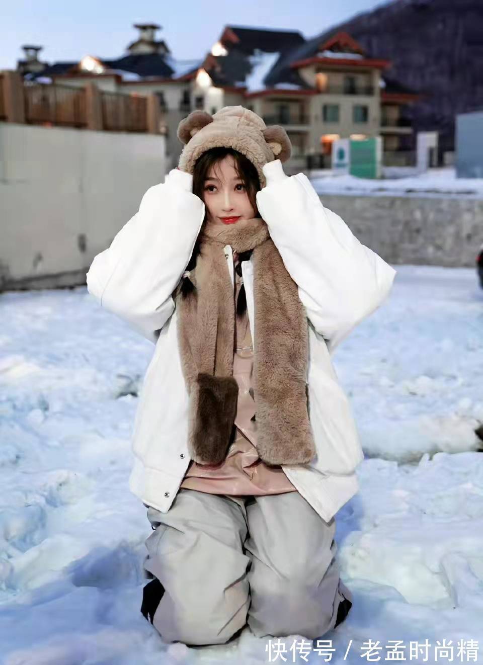 可爱 虞书欣太可爱了,穿白色羽绒服配一体小熊围巾帽,减龄又时尚