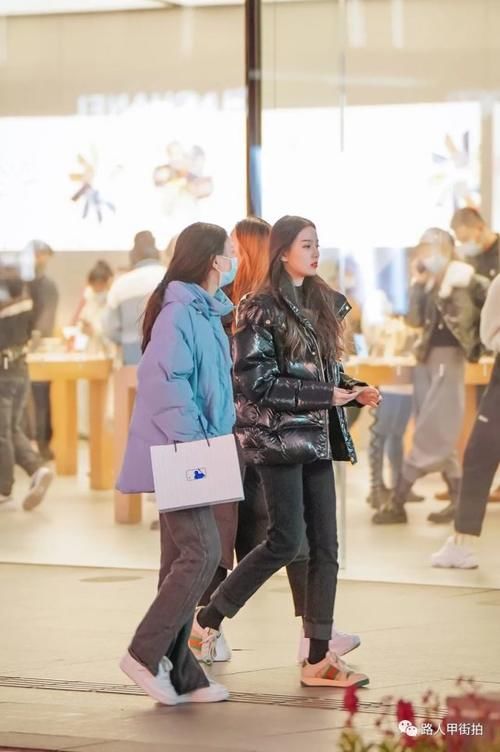  路人甲|【路人甲街拍】12-15/黑色羽绒服才是永不过时的冬季神款