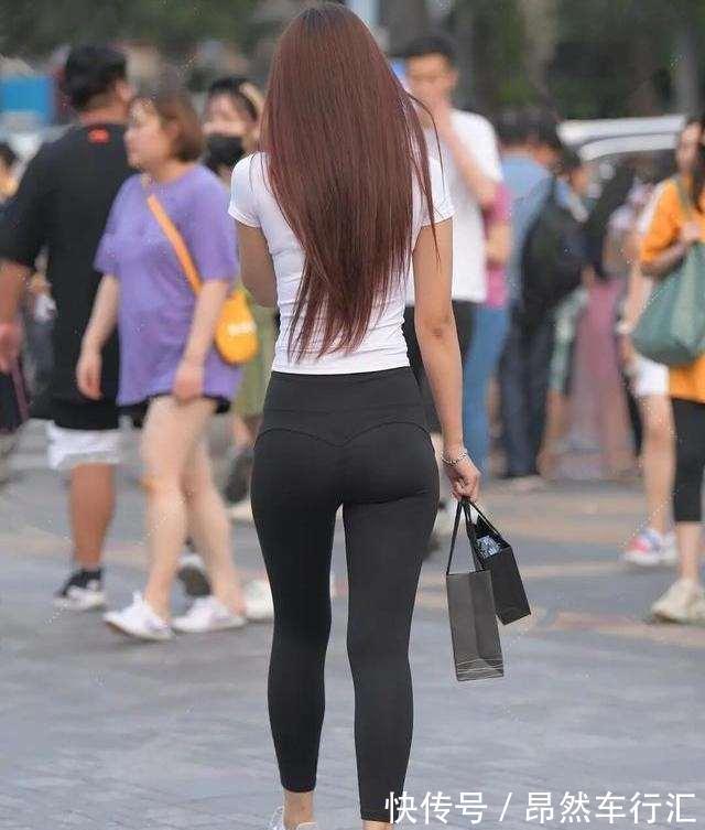 妹子 终于可以把心爱打底裤穿出街了,用心去搭配,美丽清澈