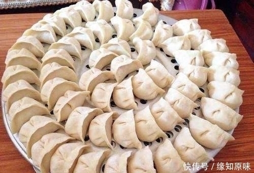 饺子|煮饺子时清水里加两物,饺子不破皮、不粘锅、Q弹每家厨房都有
