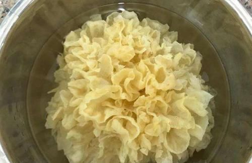 它是“穷人的阿胶”，隔天吃一次，补血养颜，淡化色斑，更显年轻