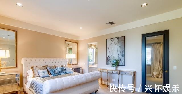 参观董卿在美国的豪宅,全屋卫生间都有十个,户外环境像园林景观