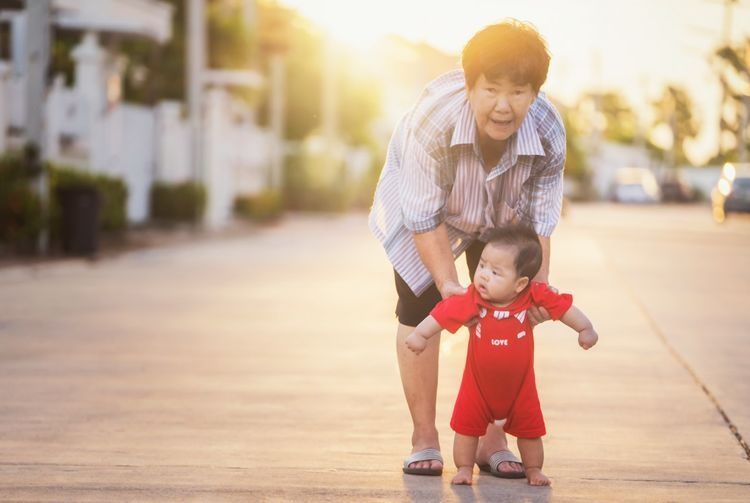 小容|“带娃人选”影响孩子智商，耶鲁大学研究证实：妈妈不是第一人选