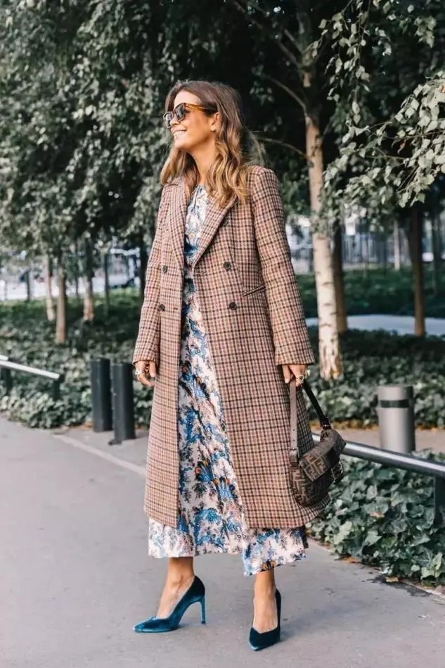 不管大衣还是羽绒服,女人少买黑色,这几种颜色更高级,好看减龄